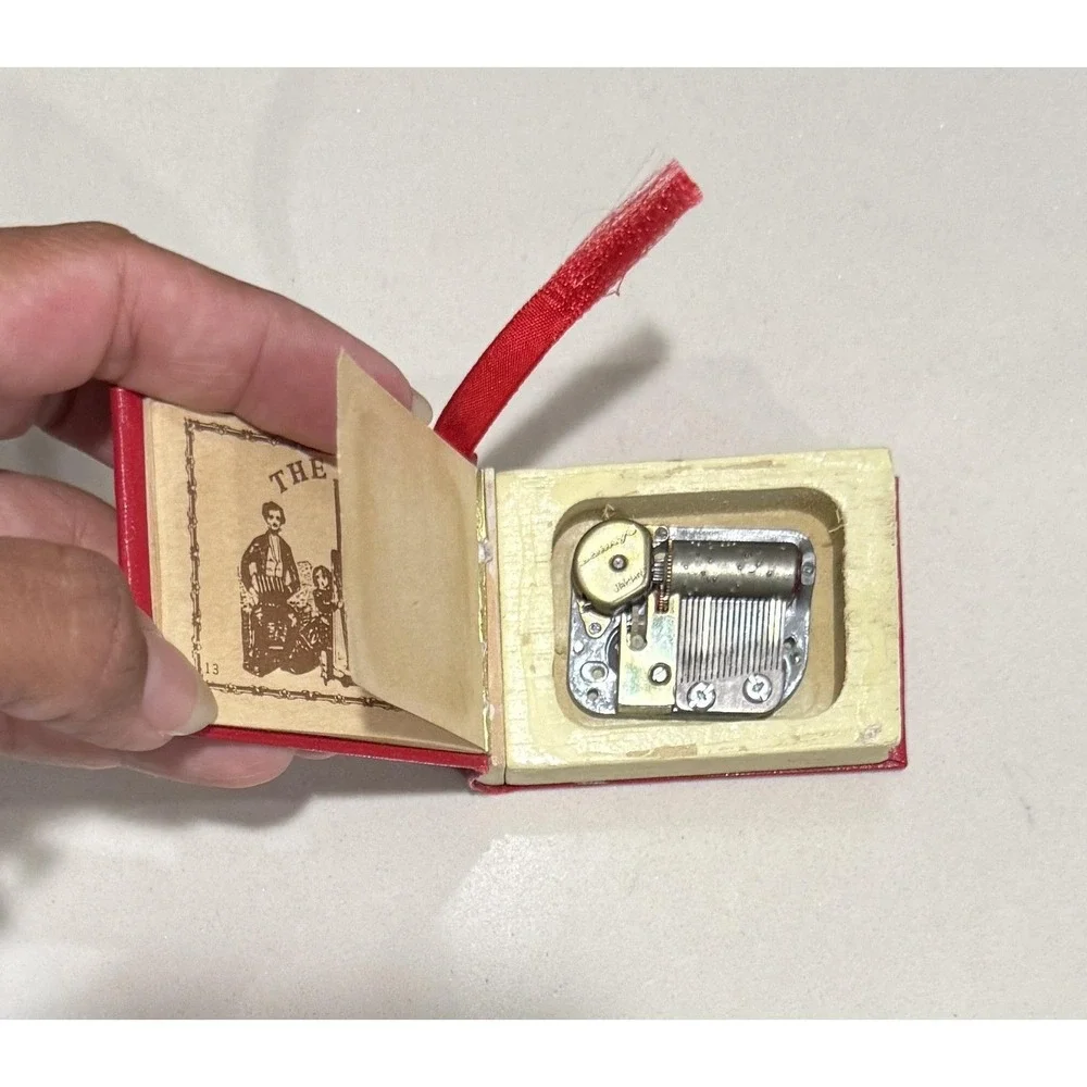 Pleasant Company American Girl Samantha's Christmas Carols Music Box, Ret. WORKS